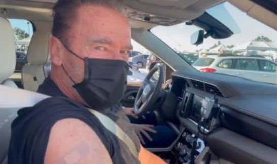 73岁“终结者”接种新冠疫苗 