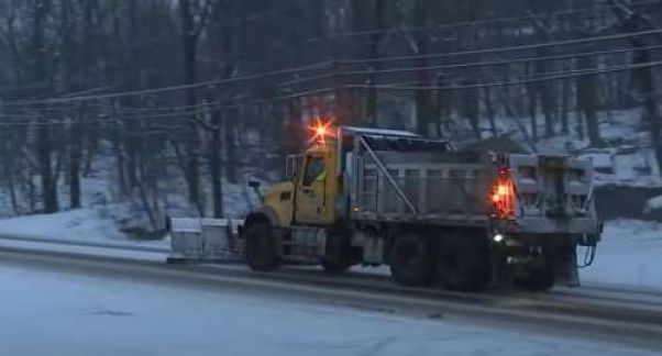 暴风雪袭击东海岸  纽约进入紧急状态  机场、学校、疫苗接种全停