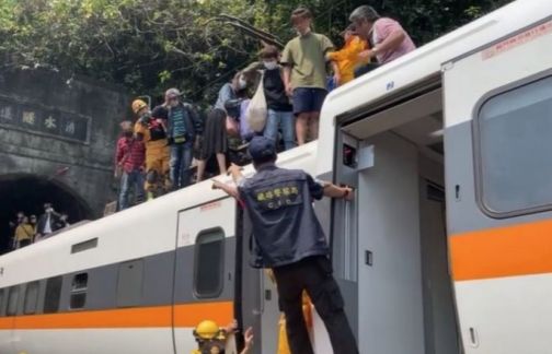 台湾火车出轨  已导致49人死亡