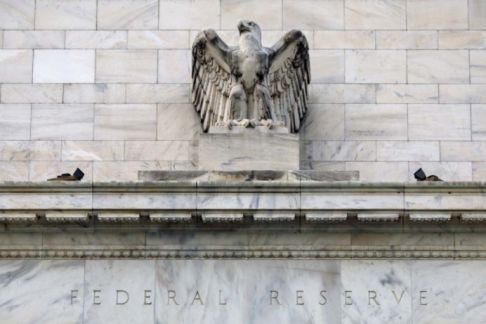 美联储可能维持利率不变、下修今年预计降息次数