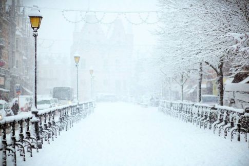 大规模冬季风暴袭击美国 带来大雪、冰雨和严寒