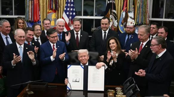 美国众议院通过临时拨款案，联邦政府重启