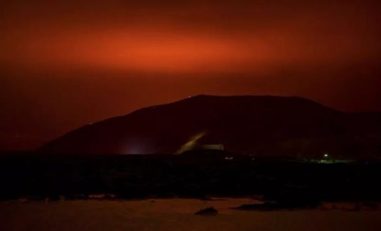 时隔800年冰岛火山再次爆发  地震不断