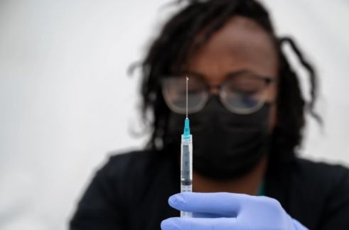 突发新闻：FDA正式批准高危人群注射第三剂新冠疫苗