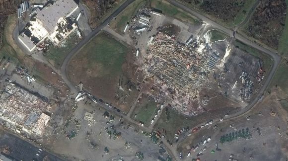 拜登总统走访被龙卷风摧毁的肯塔基城镇