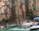 视频：峭壁崩塌  砸中下方游艇  7死3失踪