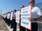 西南航空超千名机师在达拉斯举牌抗议