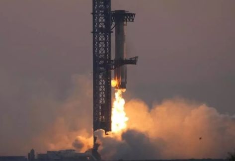 SpaceX 星舰再进一步 机器手抓住返回飞船第一节