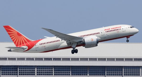 一架载有242人的印度航空客机坠毁，波音787首起空难