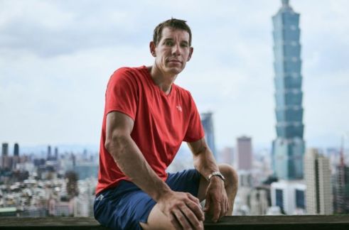 Alex Honnold 完成徒手攀爬台北101