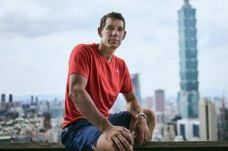 Alex Honnold 完成徒手攀爬台北101