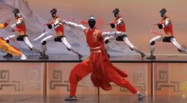 中国春晚机器人表演武术，美国备感威胁