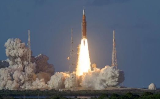 阿尔忒弥斯2号成功发射，时隔54年人类重返月球