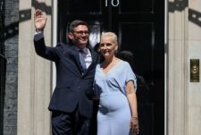 英国工党领袖安迪·伯纳姆正式就任英国新首相